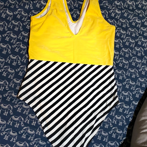 NWT CUPSHE swimsuit striped on the bottom yellow on top!!! Very easy on/off - Picture 4 of 7
